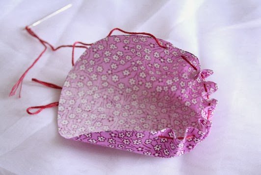 O fuxico é um artesanato versátil, que pode ser aplicado nas mais diversas peças ou virar as mais diversas peças, e que não é difícil de ser feito