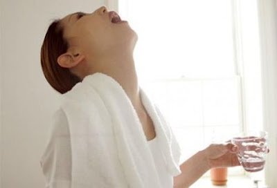 Limpar a garganta com Mistura de  óleo de coco 