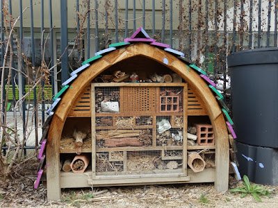 Aprenda a fazer um hotel para insetos