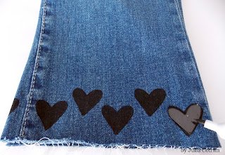 Costure ou cole miçangas e pedrarias de sua preferência, e com as cores também de sua preferência