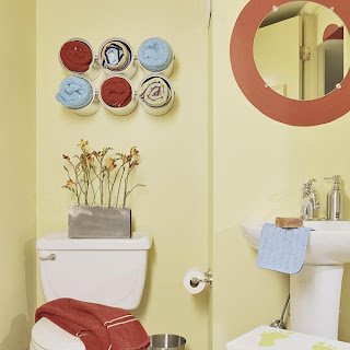 Crie uma prateleira de latas recicladas. O segredo para fazê-los parecer chique é simplesmente pintá-las.