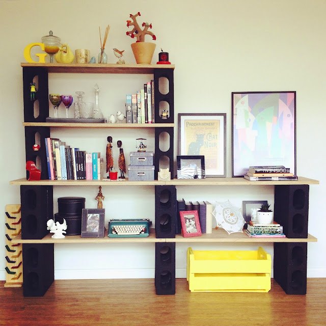 Estante: Uma ideia bem legal é usar os tijolos como aparador ou estante. Eles dão um visual bem bonito e elegante