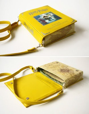 Cada bolsa e mochila tem o design da capa de alguns dos livros mais amados do mundo que vão desde romances clássicos, livros infantis e uma vasta gama de obras escritas.