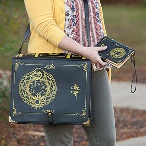 Cada bolsa e mochila tem o design da capa de alguns dos livros mais amados do mundo que vão desde romances clássicos, livros infantis e uma vasta gama de obras escritas.