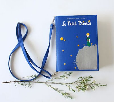 Cada bolsa e mochila tem o design da capa de alguns dos livros mais amados do mundo que vão desde romances clássicos, livros infantis e uma vasta gama de obras escritas.