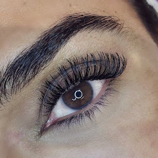 Alongamento e volume dos cílios é a nova tendência 