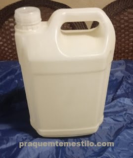 Como porta trecos com galão e tecido de sombrinha  Veja como Reaproveitar Embalagem de Amaciante e Tecido de Sombrinha confeccionando um lindo porta trecos   #reciclagem #o #sustentabilidade #reciclagem #diy #reuse #sustentabilidadecriativa #meioambiente 