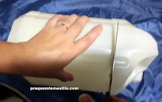 Como porta trecos com galão e tecido de sombrinha  Veja como Reaproveitar Embalagem de Amaciante e Tecido de Sombrinha confeccionando um lindo porta trecos   #reciclagem #o #sustentabilidade #reciclagem #diy #reuse #sustentabilidadecriativa #meioambiente 