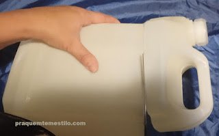 Como porta trecos com galão e tecido de sombrinha  Veja como Reaproveitar Embalagem de Amaciante e Tecido de Sombrinha confeccionando um lindo porta trecos   #reciclagem #o #sustentabilidade #reciclagem #diy #reuse #sustentabilidadecriativa #meioambiente 