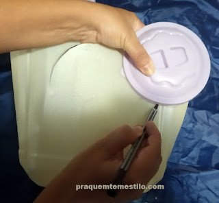 Como porta trecos com galão e tecido de sombrinha  Veja como Reaproveitar Embalagem de Amaciante e Tecido de Sombrinha confeccionando um lindo porta trecos   #reciclagem #o #sustentabilidade #reciclagem #diy #reuse #sustentabilidadecriativa #meioambiente 