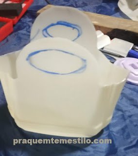 Como porta trecos com galão e tecido de sombrinha  Veja como Reaproveitar Embalagem de Amaciante e Tecido de Sombrinha confeccionando um lindo porta trecos   #reciclagem #o #sustentabilidade #reciclagem #diy #reuse #sustentabilidadecriativa #meioambiente 