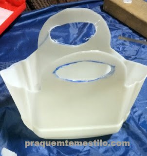 Como porta trecos com galão e tecido de sombrinha  Veja como Reaproveitar Embalagem de Amaciante e Tecido de Sombrinha confeccionando um lindo porta trecos   #reciclagem #o #sustentabilidade #reciclagem #diy #reuse #sustentabilidadecriativa #meioambiente 