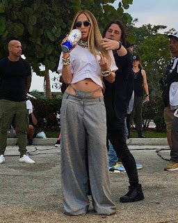 Jennifer Lopes Moda da calcinha aparecendo: você usaria?