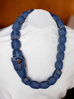 O jeans é um material confortável, prático e amado por todo mundo. Há várias maneiras de reaproveitar aquele jeans antigo jogado no fundo do armário.