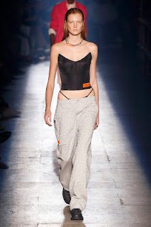 Moda da calcinha aparecendo: você usaria?