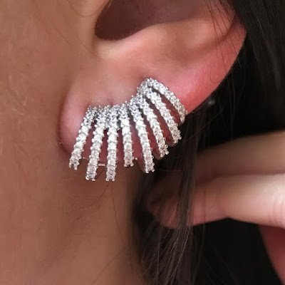 O brinco ear cuff moderno é um acessório super diferente dos demais brincos. 