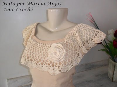 Camiseta customizada com crochê