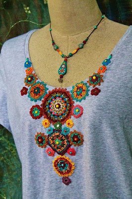 Camiseta customizada com crochê