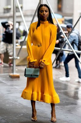 look's de verão tons quentes como amarelo, rosa e o coral.