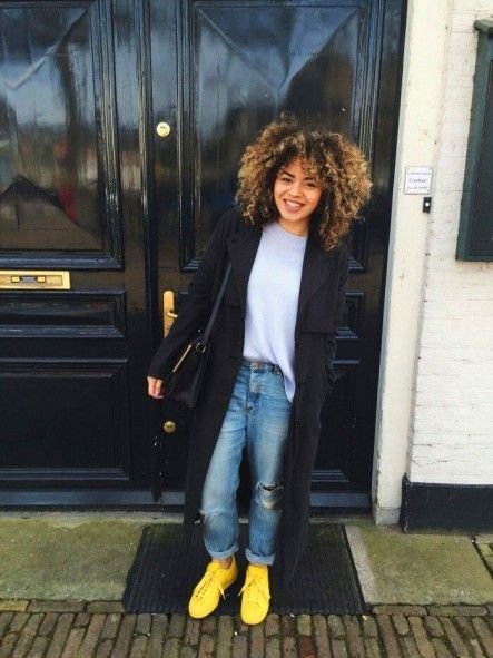 Os tons fluorescentes, que fizeram muito sucesso nos anos 1980, 1990 e 2000, retornaram no último verão e estão presentes em bolsas, brincos, colares, roupas, biquínis, maquiagens e, agora, também nos sapatos.