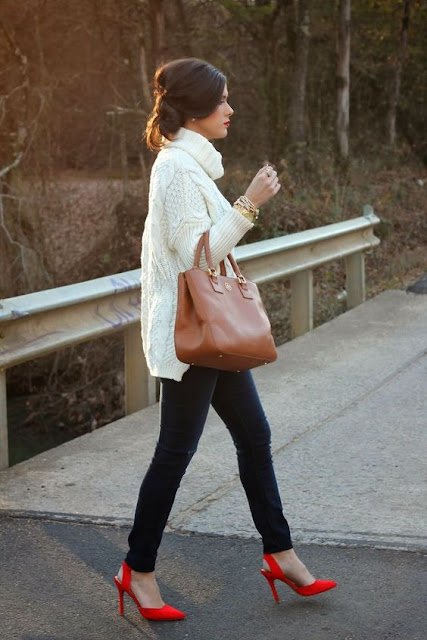 Os tons fluorescentes, que fizeram muito sucesso nos anos 1980, 1990 e 2000, retornaram no último verão e estão presentes em bolsas, brincos, colares, roupas, biquínis, maquiagens e, agora, também nos sapatos.