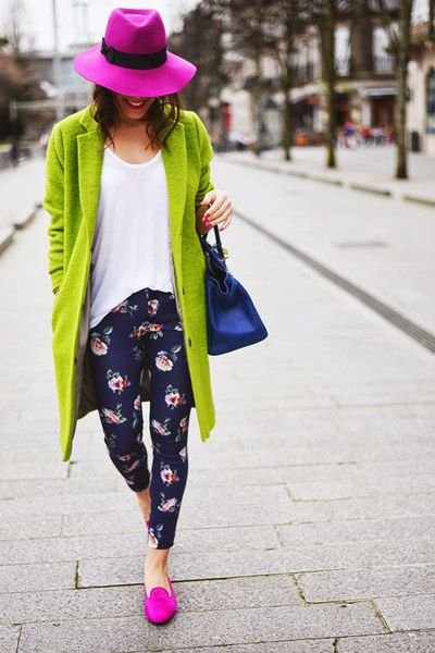 Os tons fluorescentes, que fizeram muito sucesso nos anos 1980, 1990 e 2000, retornaram no último verão e estão presentes em bolsas, brincos, colares, roupas, biquínis, maquiagens e, agora, também nos sapatos.