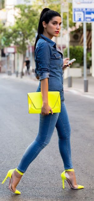 Os tons fluorescentes, que fizeram muito sucesso nos anos 1980, 1990 e 2000, retornaram no último verão e estão presentes em bolsas, brincos, colares, roupas, biquínis, maquiagens e, agora, também nos sapatos.