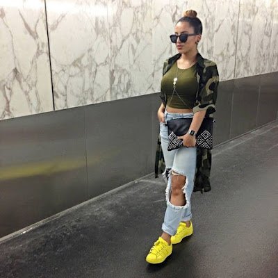 Os tons fluorescentes, que fizeram muito sucesso nos anos 1980, 1990 e 2000, retornaram no último verão e estão presentes em bolsas, brincos, colares, roupas, biquínis, maquiagens e, agora, também nos sapatos.