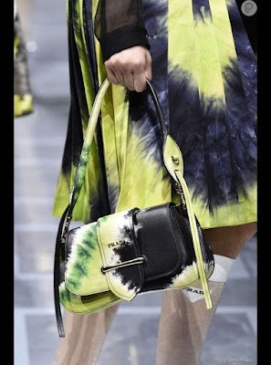 Estampa Tie Dye, muito usada na década de 1970, a estampa será uma das grandes apostas dos meses mais quentes.