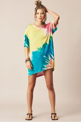 Estampa Tie Dye, muito usada na década de 1970, a estampa será uma das grandes apostas dos meses mais quentes.