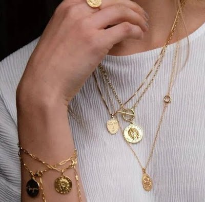 Acessórios dourados são hit na moda verão