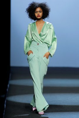 Neon mint, mais conhecido como verde-água. Essa tonalidade suave traz a sensação de delicadeza e promete colorir as ruas nos dias mais ensolarados do ano.