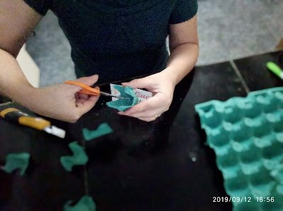 Como fazer flores de caixa de ovos