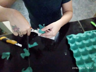 Como fazer flores de caixa de ovos