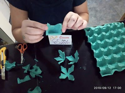 Como fazer flores de caixa de ovos