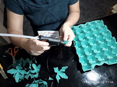 Como fazer flores de caixa de ovos