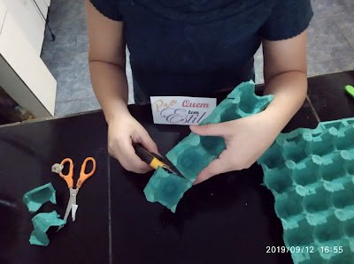 Como fazer flores de caixa de ovos