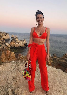 Neon  Tendência que está em alta há algumas temporadas, deve continuar um hit quando as temperaturas começarem a subir.