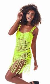 Neon  Tendência que está em alta há algumas temporadas, deve continuar um hit quando as temperaturas começarem a subir.