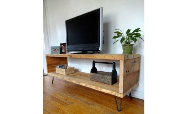 Combinados com vasos de plantas, porta retratos, livros e outros objetos decorativos, os racks podem complementar o espaço de sua sala com aquele estilo só seu.