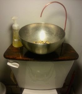 Como reutilizar a água da pia na descarga do banheiro