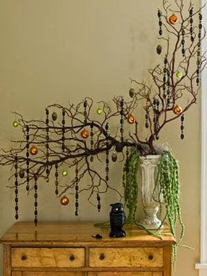 lindas ideias para fazer árvores de natal utilizando galhos secos.