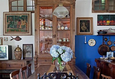 Móveis e objetos antigos dão vida à decoração