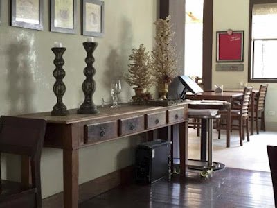 Móveis e objetos antigos dão vida à decoração