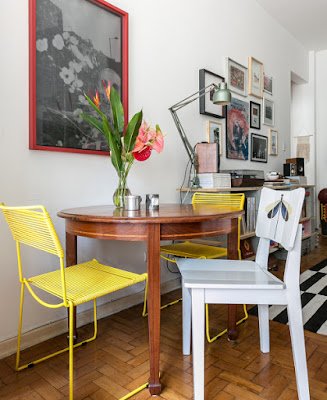 Móveis e objetos antigos dão vida à decoração