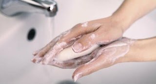 Com álcool gel em falta, existem opções ao produto? Especialistas explicam