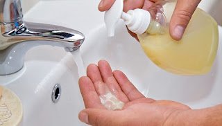 Com álcool gel em falta, existem opções ao produto? Especialistas explicam