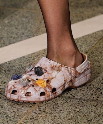 Look's com as polêmicas sandálias crocs