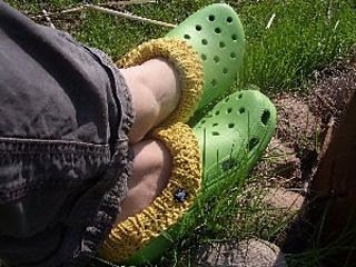 Look's com as polêmicas sandálias crocs