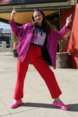 Look's com as polêmicas sandálias crocs